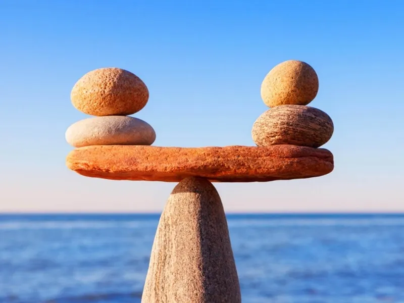 Sân bóng rổ với lưới và quả bóng