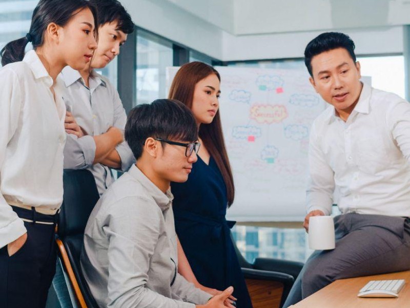 Cầu lông và vợt trên sân