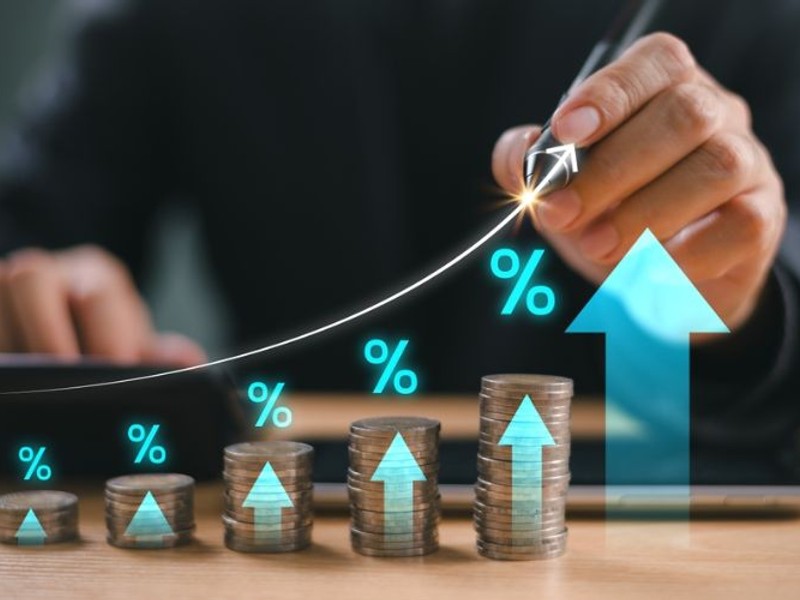 Ông Triệu tập trung chơi Baccarat tại betvisa vn